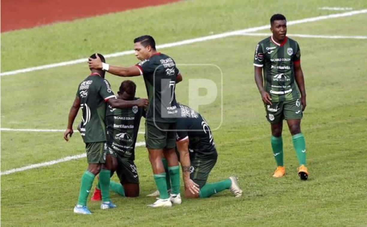 La celebración de los jugadores del Marathón luego del gol de Brayan Castillo.