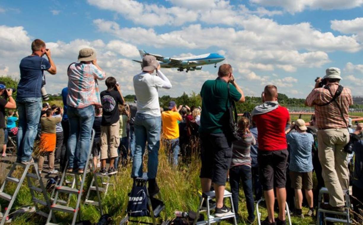 Hamburgo, ciudad natal de Angela Merkel, fue elegida para acoger la cita por ser de los pocos grandes núcleos urbanos en el país, junto con Múnich o Fráncfort, con capacidad hotelera suficiente para albergar a las delegaciones -sólo la de EEUU está integrada por unos 800 miembros-, periodistas y otros participantes.