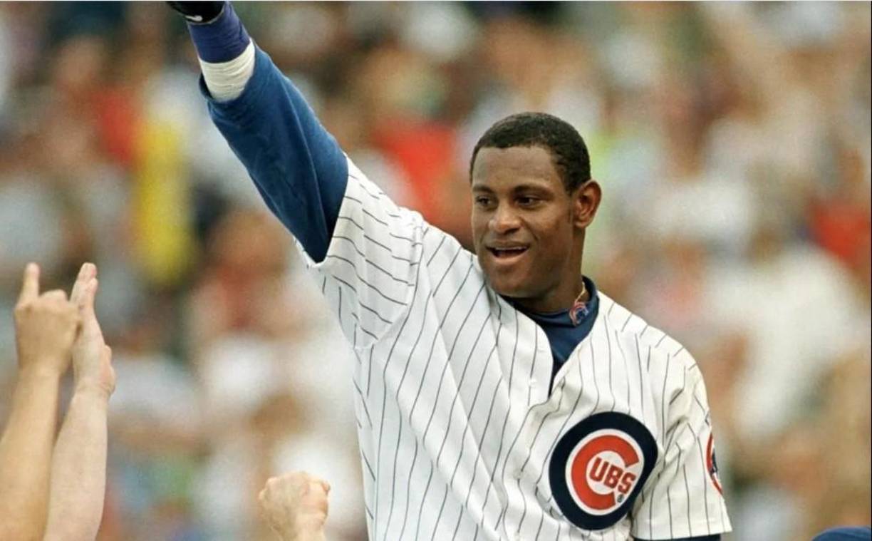 En una foto reciente tomada en Regent Street de Londres, el icónico toletero de la MLB, Sammy Sosa, sorprendió a muchos fanáticos al aparecer con un rostro más claro de lo acustumbrado.