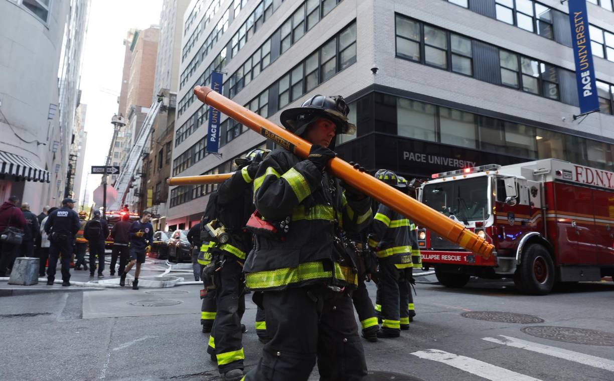 New York (United States), 18/04/2023.- New York City Fire Department firefighters work the scene of a parking structure collapse in the Financial District of New York City, New York, USA, 18 April 2023. Fire Department officials have reported three injuries but advised they expect that to increase. (Incendio, Estados Unidos, Nueva York) EFE/EPA/JUSTIN LANE