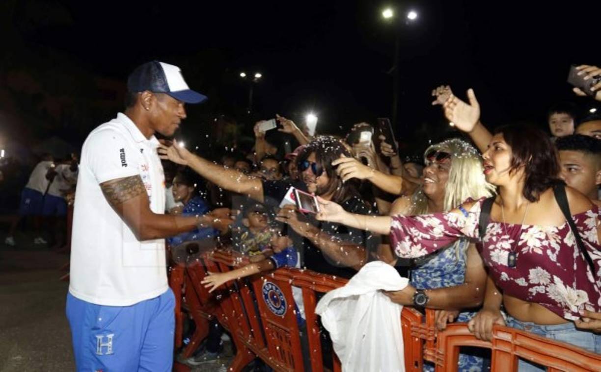 Dos hombres, parte del staff de el portal Rebane Catracho, aparecieron vestidos de mujer para sorprender a Costly, quien soltó una sonrisa.