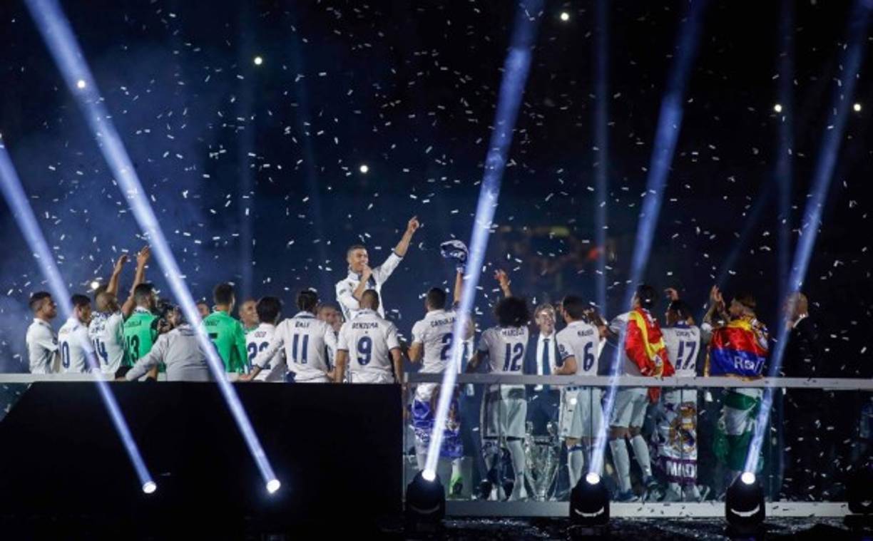 La fiesta de la plantilla del Real Madrid que esta temporada ha conquistado el doblete, además de la Supercopa Europea y la Mundial de Clubes, culminó en el estadio Santiago Bernabeu, con la presencia de cada jugador en medio del habitual espectáculo de luz y sonido, que animó la fiesta.AFP PHOTO / Oscar DEL POZO