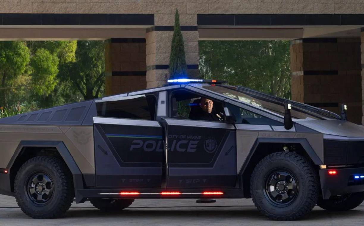 Un policía muestra el Cybertruck Tesla.