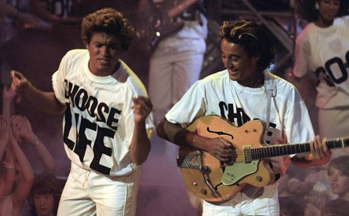 George Michael en Wham tenía una imagen juvejil y fresca. Su música estaba dirigida a gente joven, música bailable y a veces balada romántica como la famosa “Careless whisper”. George Michael era un ídolo de las mujeres pero para algunos machistas, el cantante no era propiamente viril, pero tampoco nadie soñaba con que era gay en los ochenta.