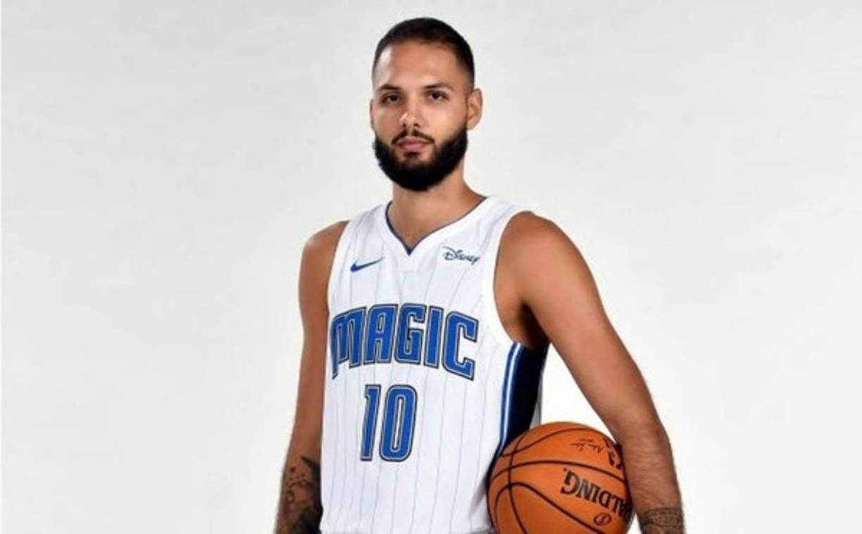 Evan Fournier es un jugador de baloncesto francés de los Orlando Magic de la NBA. Con 1,98 metros de estatura, juega en la posición de escolta.