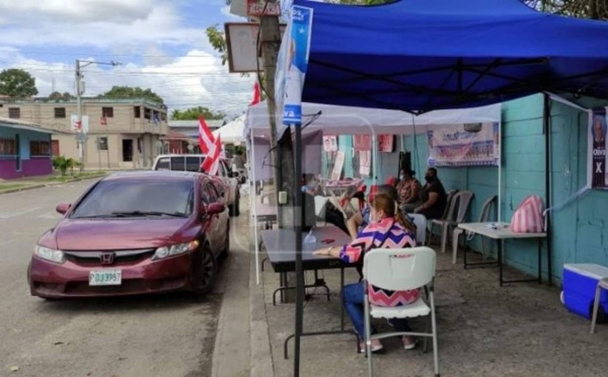 La afluencia de activistas afuera de las escuelas es un atractivo recurrente en los procesos; 9 movimientos de Libre, 2 del Partido Nacional y 3 del Liberal compiten en las elecciones internas.