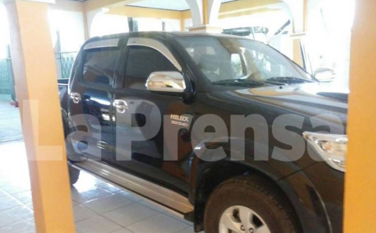 Vehículo tipo pick up en una de las propiedades allanadas en el atlántico de Honduras.