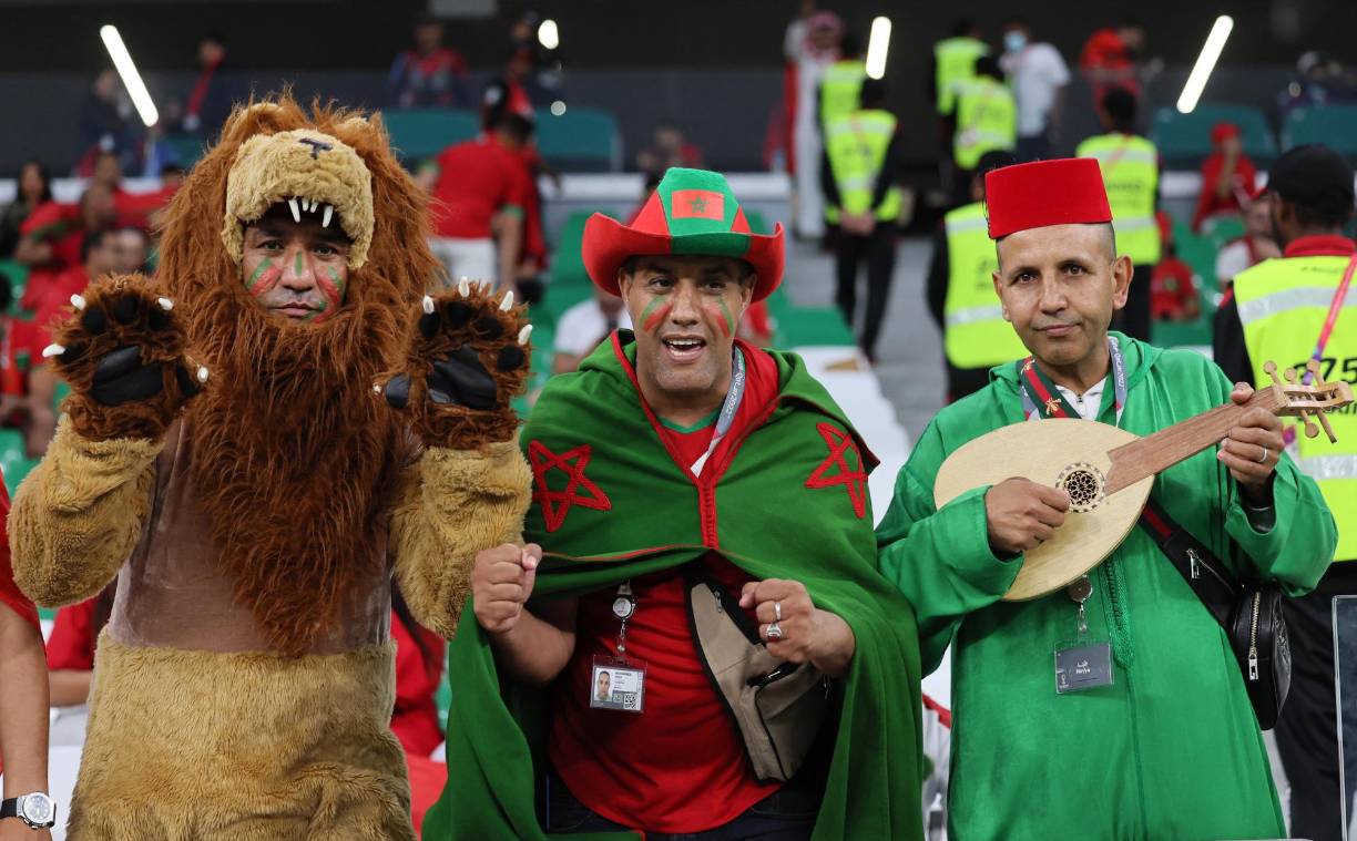 Música, disfraces y un colorido ambiente por parte de la afición de Marruecos.