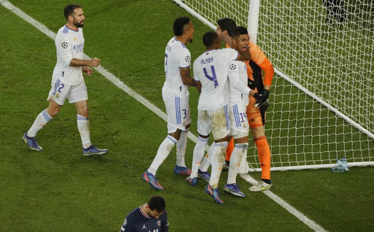 La plantilla del Real Madrid celebrando tras el penal que le detuvo Courtois a Messi.