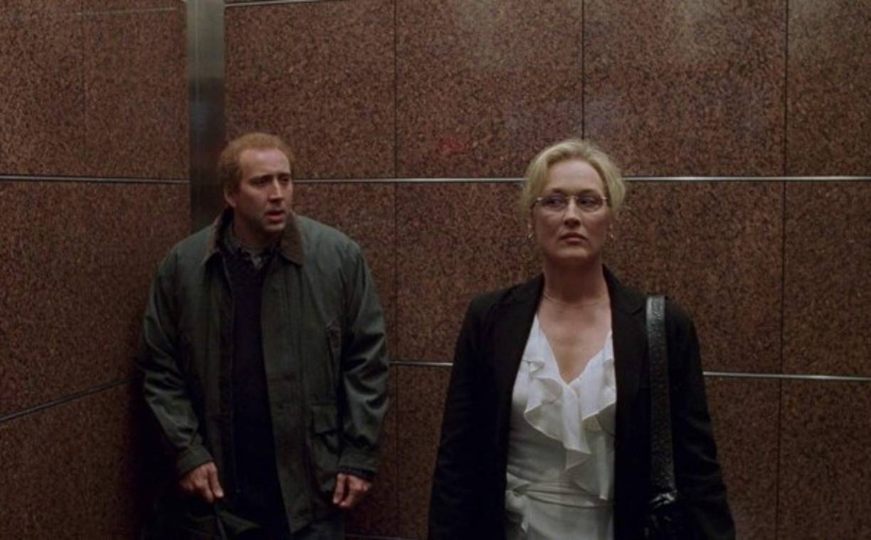 El Ladrón de Orquídeas - Adaptation. EU, 2002.<br/><br/>Dirige: Spike Jonze.<br/>Actúan: Nicolas Cage, Meryl Streep, Chris Cooper.<br/><br/>Se trata de una meditación sobre la dificultad de crear cine en Hollywood. Charlie es un guionista que atraviesa una crisis de inseguridad, mientras que a su hermano gemelo Donald le sucede todo lo contrario. Por otra parte, Susan escribe sobre la vida, pero es incapaz de vivirla.<br/><br/>Vela por...<br/><br/>El título en español de la película recupera el nombre original de la novela en la que se basa. Se dice que la cinta tiene mucho de la vida del guionista Charlie Kaufman. El guión lleva la firma de Charlie y Donald Kaufman. Éste último es un personaje ficticio y, a pesar de ello, fue nominado al Óscar y al Globo de Oro.<br/>