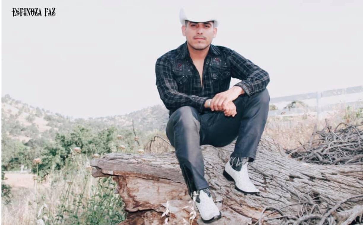 6. En 2012 ganó el Premio Juventud a “Mi Artista Regional Mexicano – Música” y en 2013 ganó el Premio Billboard de la “Música Latina al Compositor del Año”. En 2012 y 2013 ganó el Premio Lo Nuestro al “Artista Masculino del Año – Regional Mexicano”.En 2015 junto a Tito Torbellino ganó el Premio Lo Nuestro a la “Colaboración del Año – Regional Mexicano” por la canción “Te la pasas”.En 2019 fue el ganador de los Premios Latinos BMI en la categoría “Compositor del Año Regional Mexicano” por las canciones: “Ésta Es Tu Canción”, “Las Cosas No Se Hacen Así” y “Ojalá Que Me Olvides”.