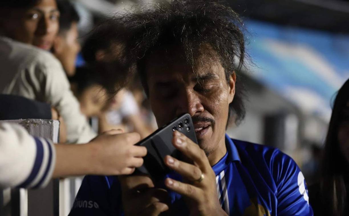 ‘Rambo’ de León seguía emocionado por su adiós al fútbol profesional.