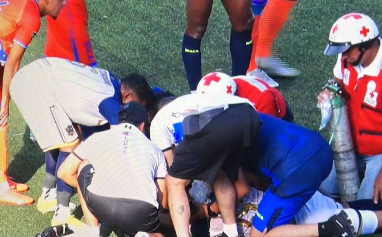El futbolista se desplomó y no reaccionaba. Era tan grave la situación que llegaron los miembros de la Cruz Roja con un pequeño tanque de oxigeno. Posteriormente informaron que se encontraba fuera de peligro.