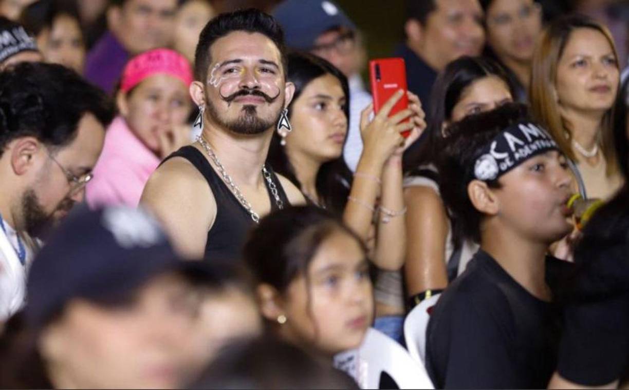 Este fanático llevó a otro límite su locura por Camilo y decidió imitar el look del colombiano, hasta el punto de utilizar su icónico bigote también. Por un momento algunos lo confundieron con el autor de éxitos como “Tutu”.