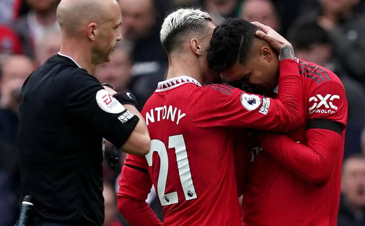 El también brasileño Antony consoló a su Casemiro que rompió a llorar tras ser expulsado.