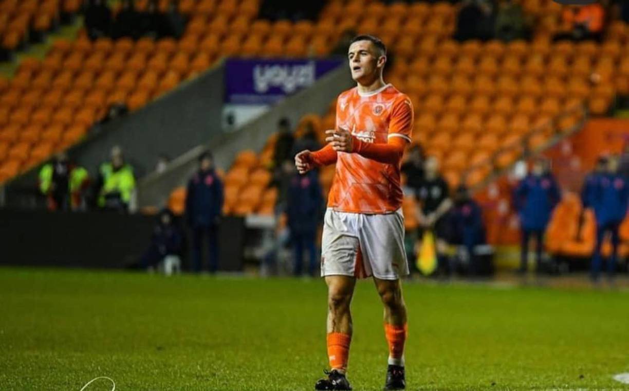 “He decidido salir del armario. Todo ha sucedido a la vez, pero se siente bien. Cuando comenzó esta temporada, solo quería probarme a mí mismo como jugador. Creo que tengo. Así que esta fue la última cosa en mi cabeza que sabía que tenía que hacer. Ahora está fuera, y la gente lo sabe. Ahora puedo vivir mi vida como quiero y ¿sabes qué? Ha sido increíble”, relató el chico de 17 años de edad.