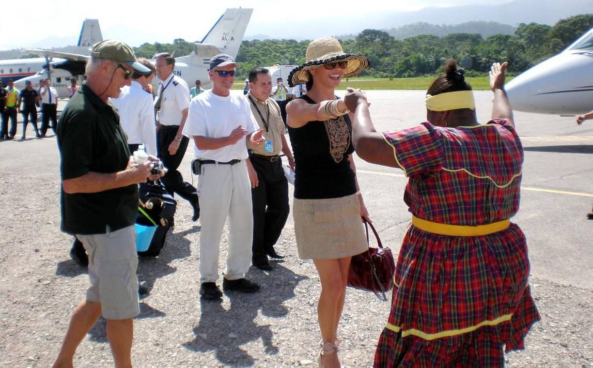 Antes de abandonar Honduras, en 2008, Catherine Zeta-Jones bailó al ritmo de punta junto a una hondureña. 