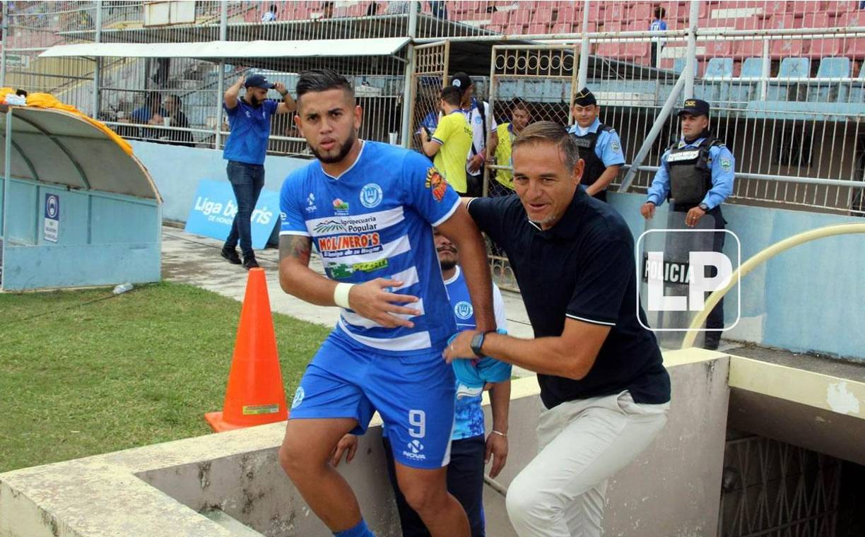 Hernán ‘La Tota‘ Medina saludando a Josué Villafranca, exjugador del Motagua que ahora defiende los colores del Victoria.