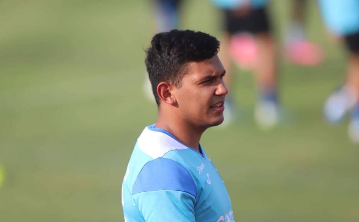 Luis Vega podría ser baja ante México. El defensa no se encuentra bien y hoy tuvo que realizar un chequeo, ya que sufre una molestia en un pie. El jugador fue llevado en un vehículo privado y realizarse una revisión previo al entreno.