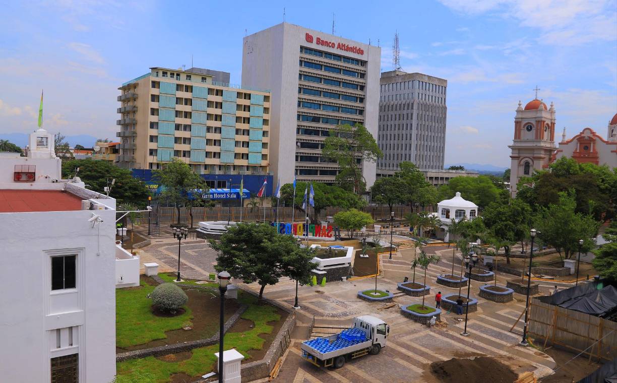 Los vendedores tenían prácticamente tomado el parque central y siguen instalados a la par del cerco puesto por la municipalidad quienes deben supervisar y emprender un plan de recuperación una vez se abra al público.