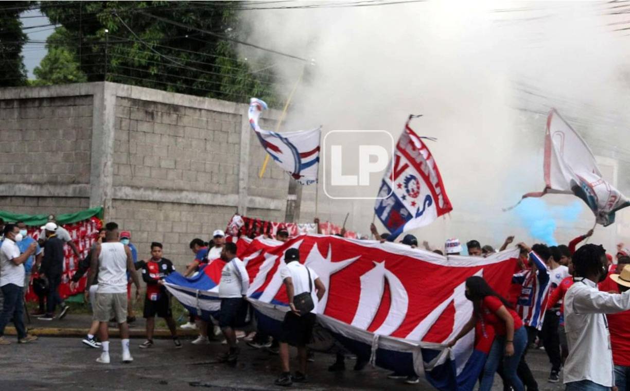 Olimpia volvió a jugar y la Ultra Fiel no se perdió el estreno de su equipo en La Ceiba.