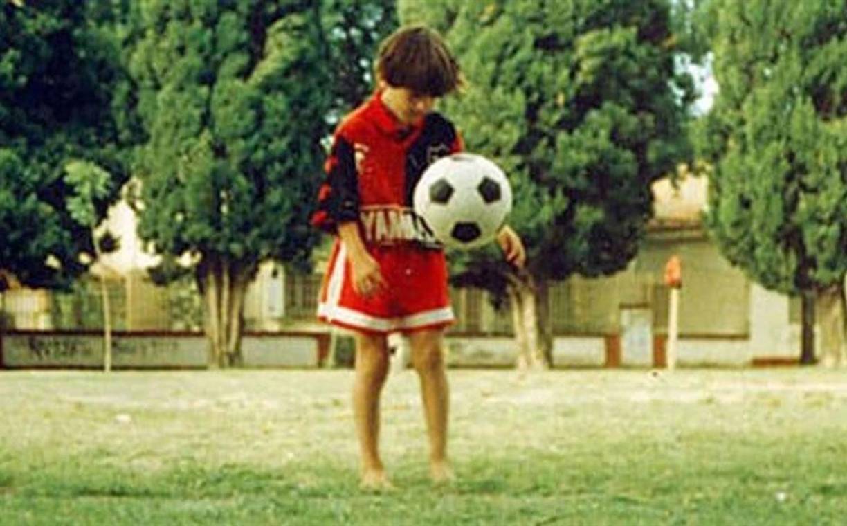 Allegri aseguró que esperarán a Messi el tiempo que sea necesario: “Desde el deseo que tenemos, es un 100% las ganas de que Messi venga a Newell’s. Es el sueño de todos. Lo que además tiene es que muchísimos hinchas argentinos lo quieren tener acá y también los hinchas de América. Newell´s sería el equipo más visto del continente”.