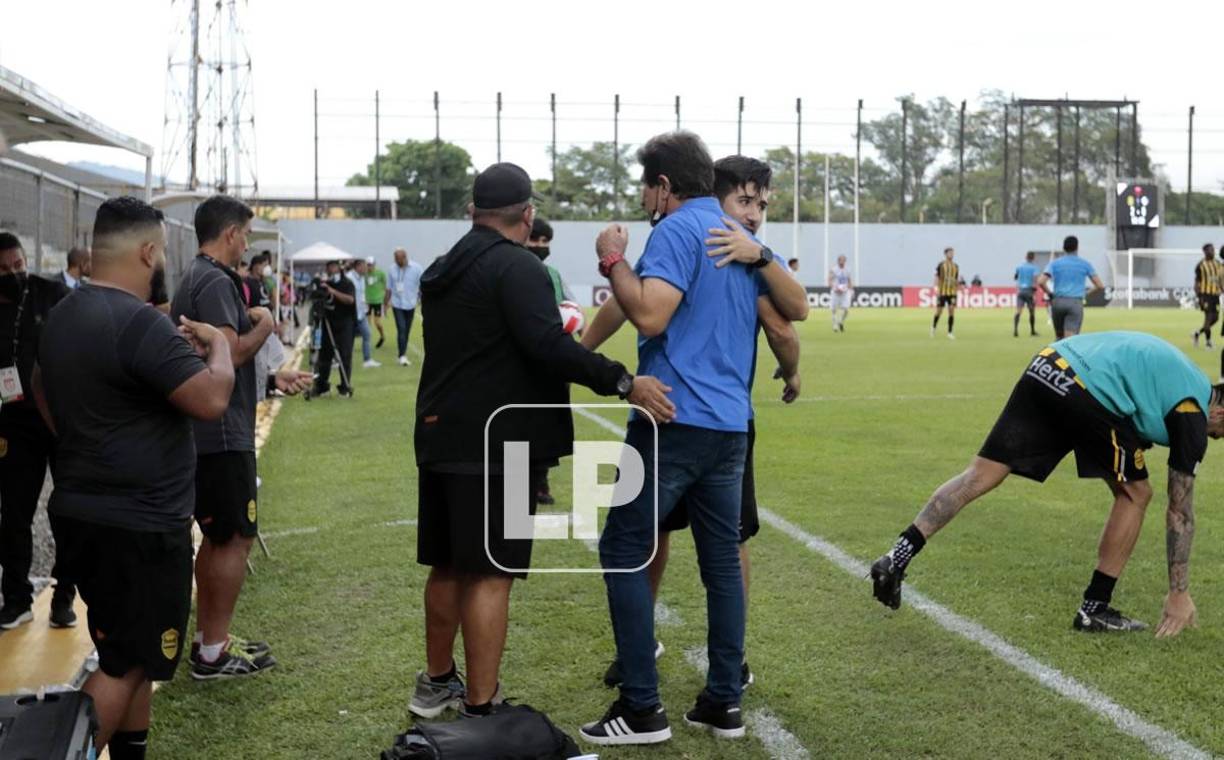 Héctor Vargas celebrando con su cuerpo técnico el triunfo ante el Cartaginés.