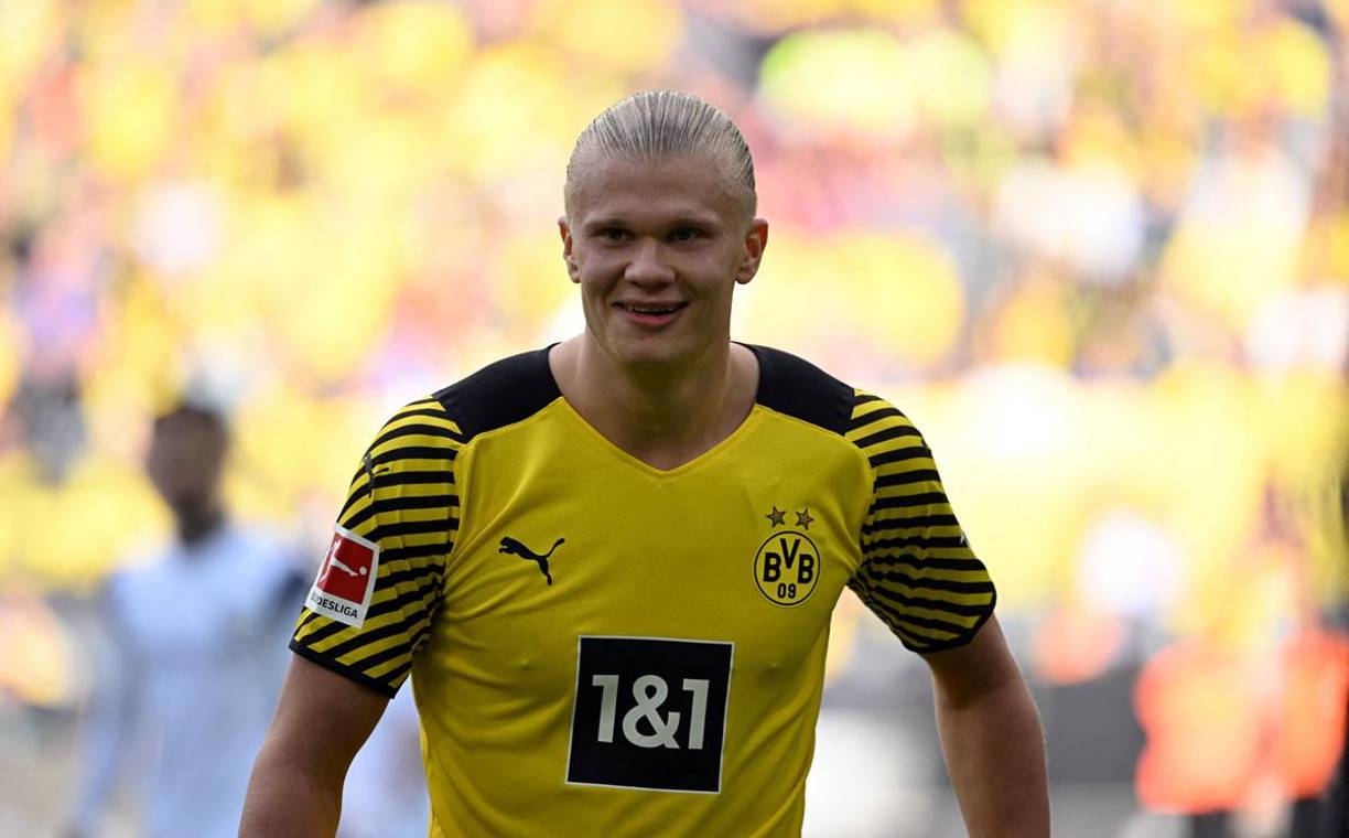 El Chelsea, de forma obligada por la situación de la venta del club, ha decidido renunciar a fichar al delantero noruego Erling Haaland este verano a pesar de que era su máximo objetivo, según una información de ESPN. El conjunto inglés quiere dar salida a Romelu Lukaku y la principal opción era el ariete del Borussia Dortmund.