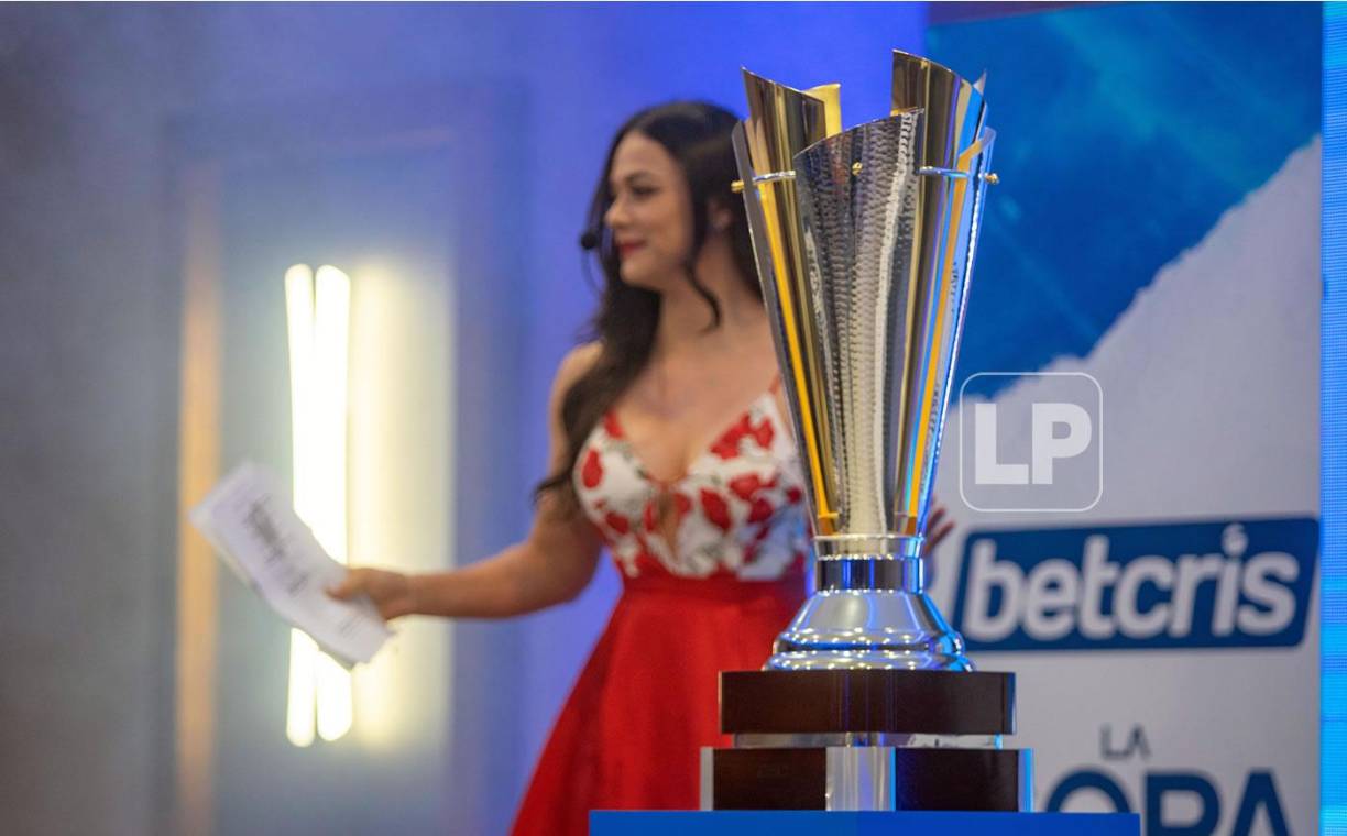 El trofeo fue diseñado y elaborado en Italia.