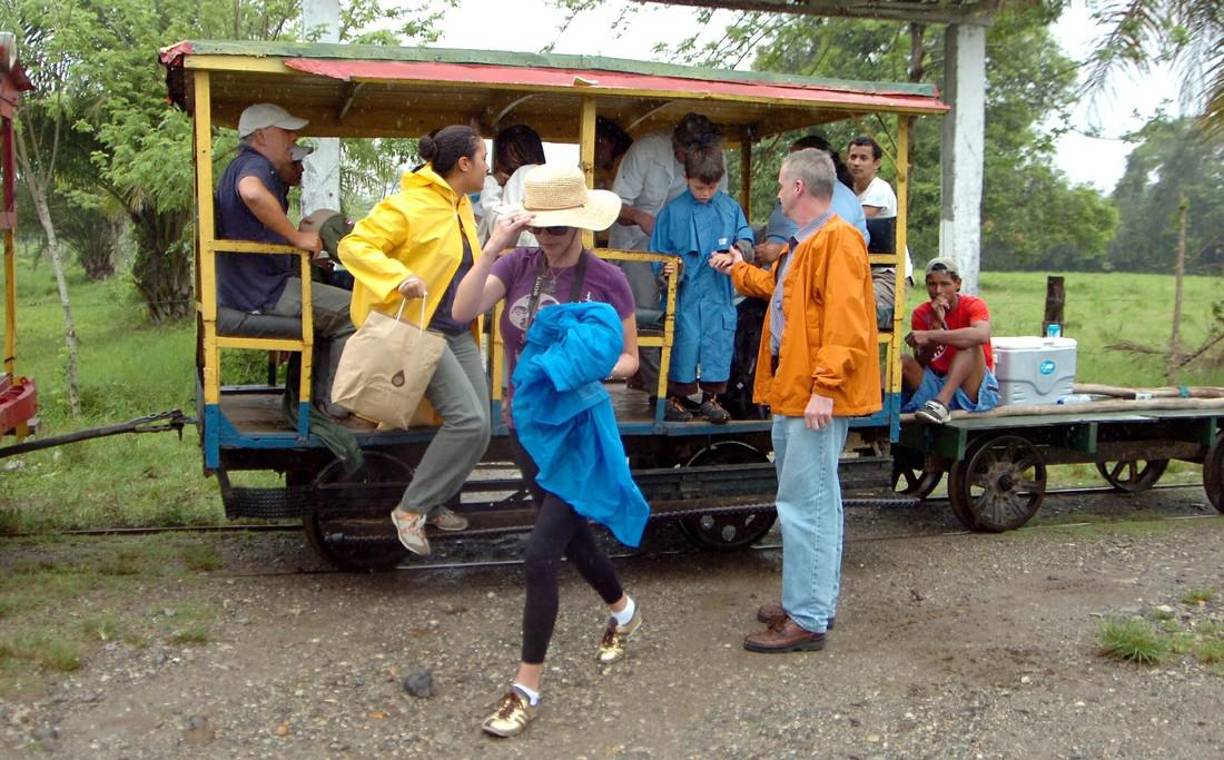 En ese entonces, Michael y Catherine fueron recibidos por el ambientalista José Herrero, con quien compartieron unos minutos, antes de emprender juntos el emocionante viaje hacia el refugio. También intercambiaron impresiones con los habitantes del lugar.