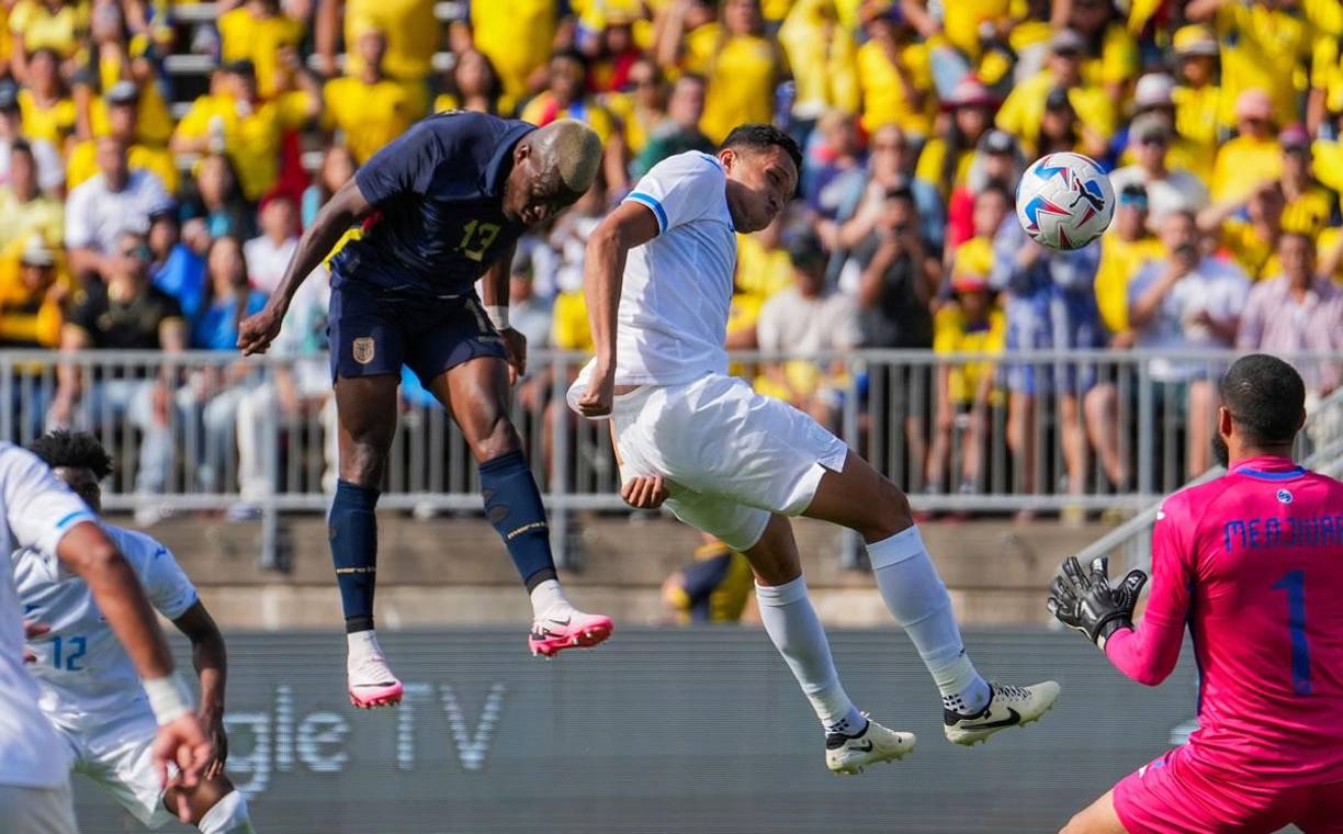 Enner Valencia por poco marca con este cabezazo que no pudo evitar Carlos Meléndez.