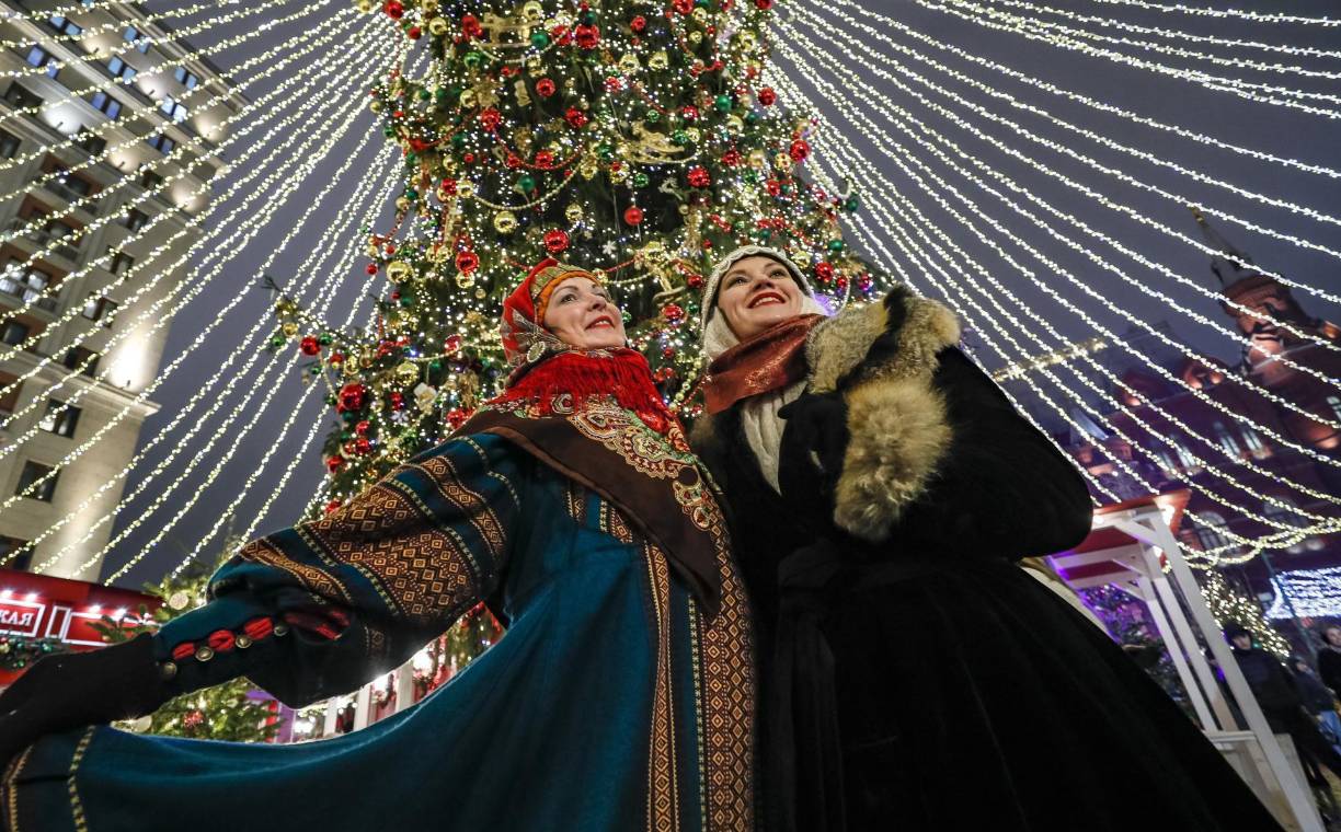  Los rusos se están preparando para celebrar la víspera de Año Nuevo el 31 de diciembre y la Navidad, que se celebra el 7 de enero, según el calendario juliano ortodoxo ruso.