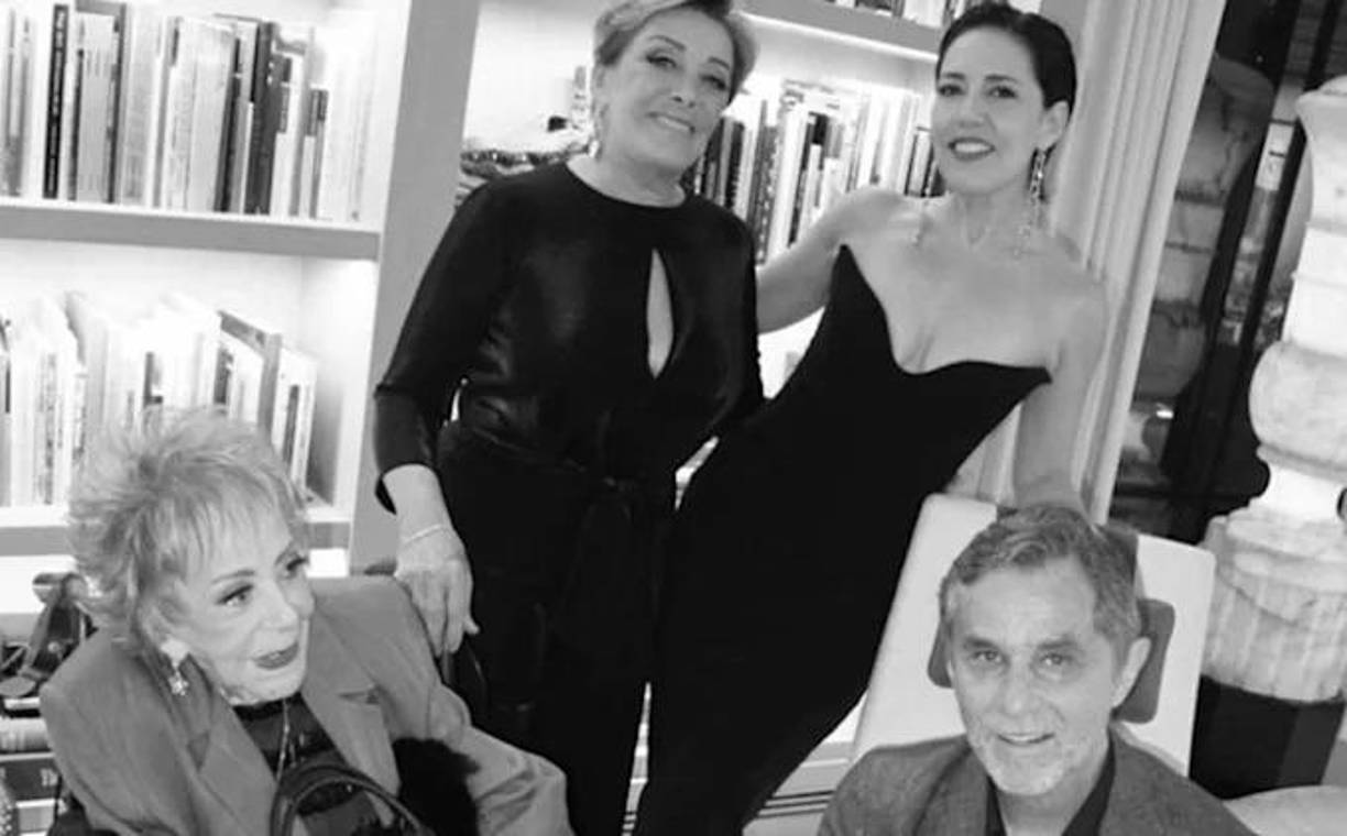 Los seguidores del cantante Luis Miguel expresaron su deseo por medio de las plataformas sociales, que querían verlo en las fotografías de la boda, pero en ninguna de las imágenes compartidas por Vogue, quien tuvo la exclusiva de la ceremonia, aparece “El Sol”. 