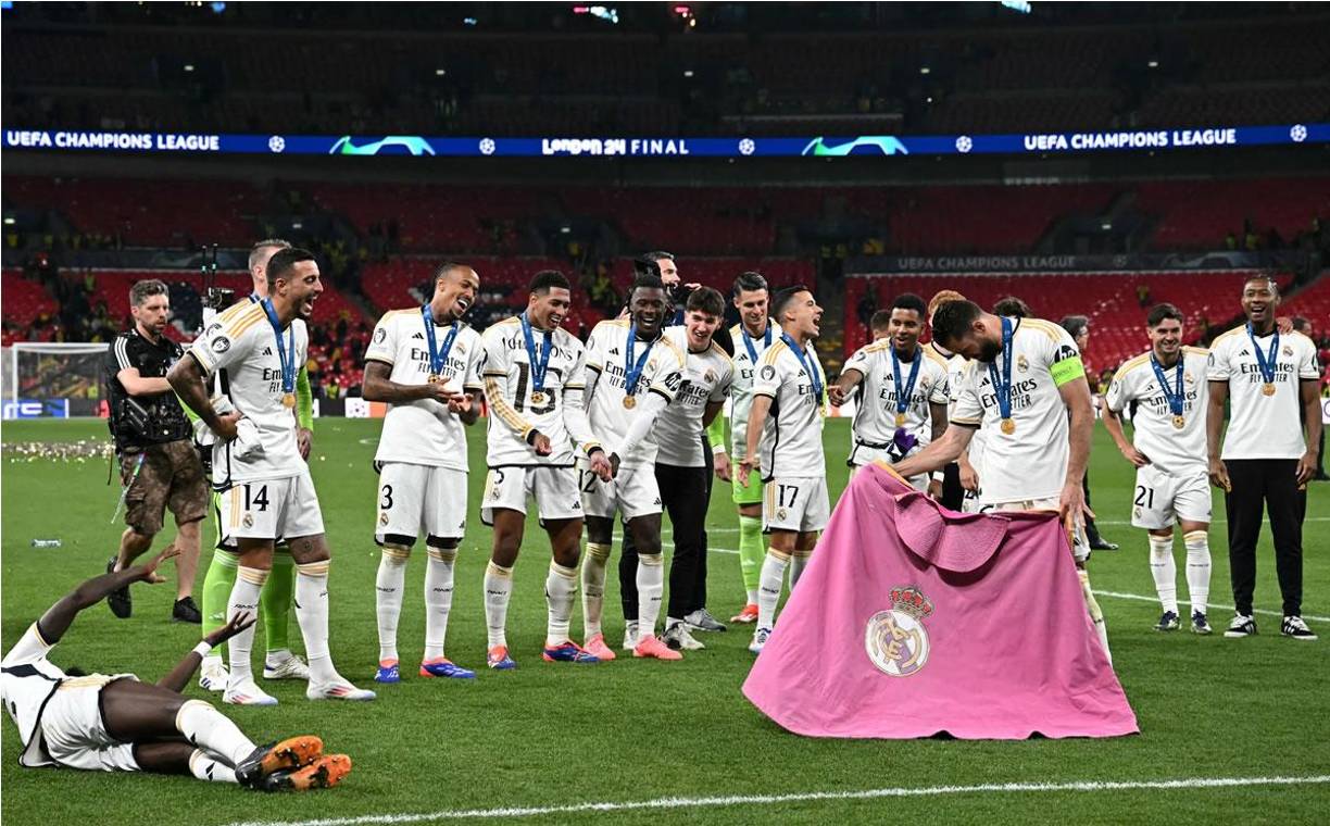 El paso de torero de Nacho Fernández, recordando a las celebraciones que hacía Sergio Ramos en el Real Madird.