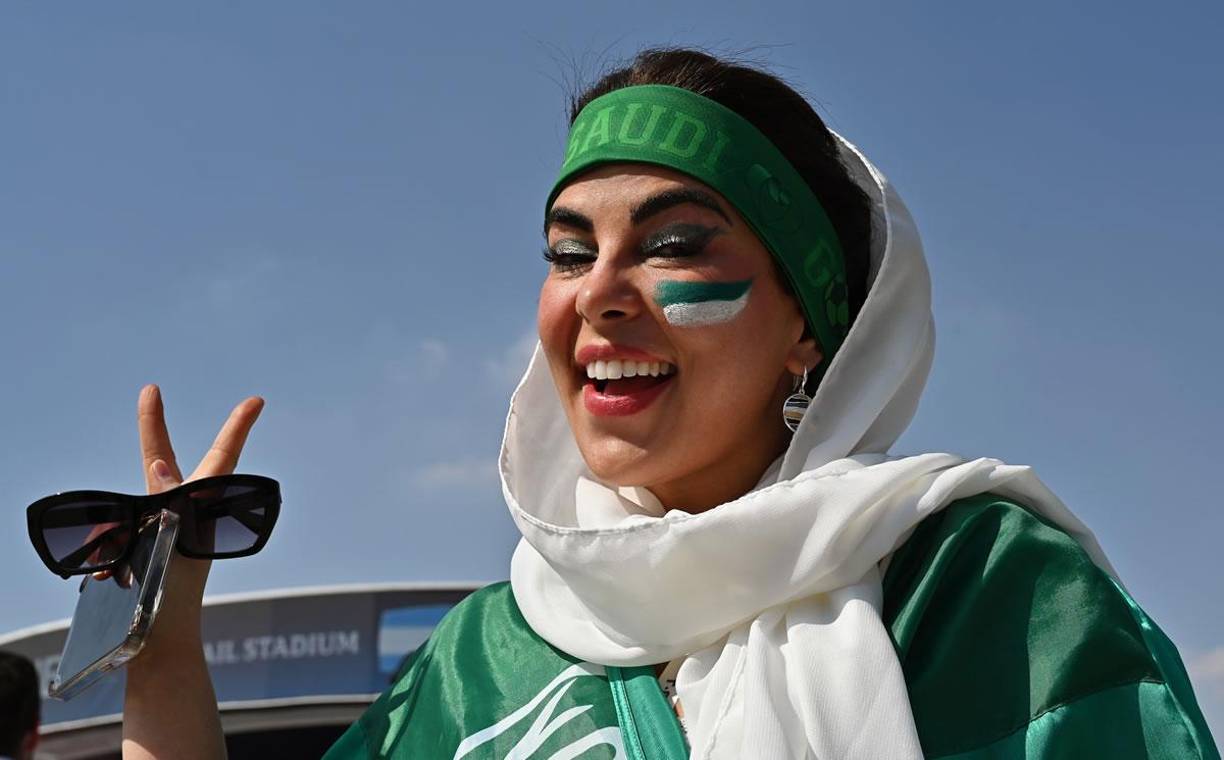 También llegaron guapas seguidoras de la selección de Arabia Saudita.