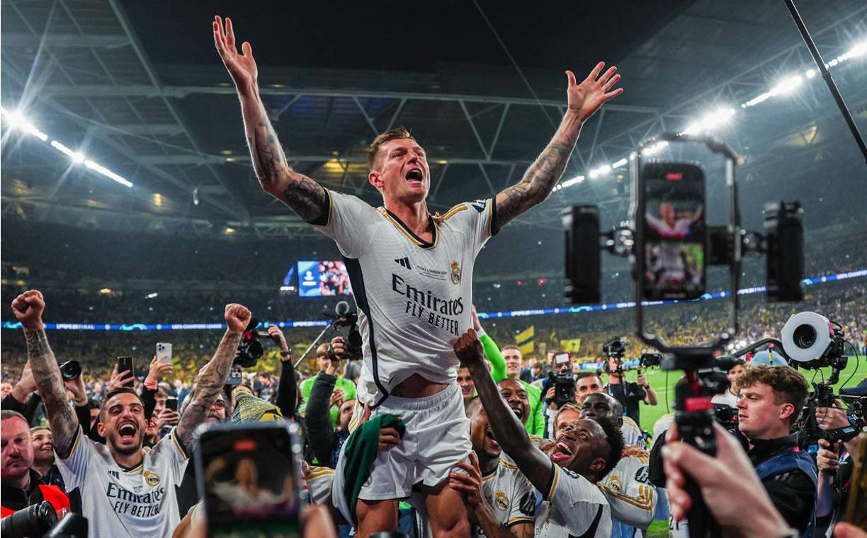 Toni Kroos celebró con los aficionados del Real Madrid en Wembley tras el final del partido.