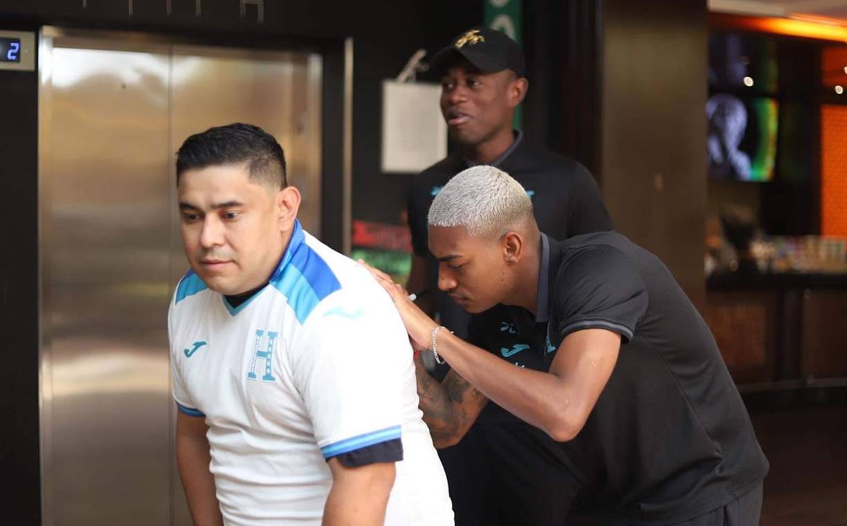 El hondureño que madrugó a buscar la firma de los seleccionados catrachos