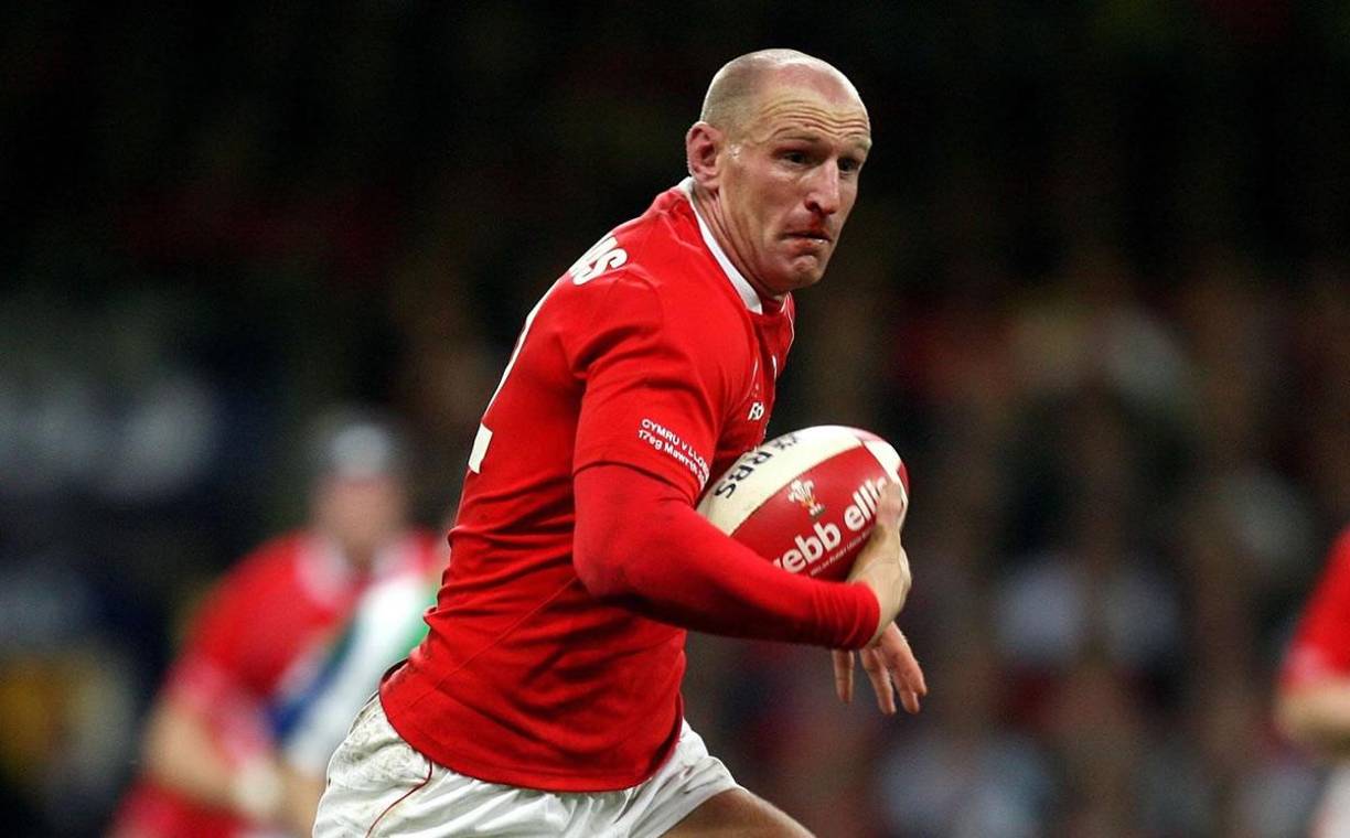 Gareth Thomas - El excapitán de la selección galesa de rugby anunció su homosexualidad en el año 2009. Fue agredido brutalmente por ser gay en 2018. En 2019 se vio obligado a contar que tiene VHI después de recibir un chantaje que le amenazaba con contar su secreto. También fue acusado por su expareja, Ian Baum, de haberle contagiado con HIV, sin saber que el el excapitán de la selección galesa cargaba con el virus. Por ese motivo, y le exigió una indemnización de alrededor de 180 mil euros.