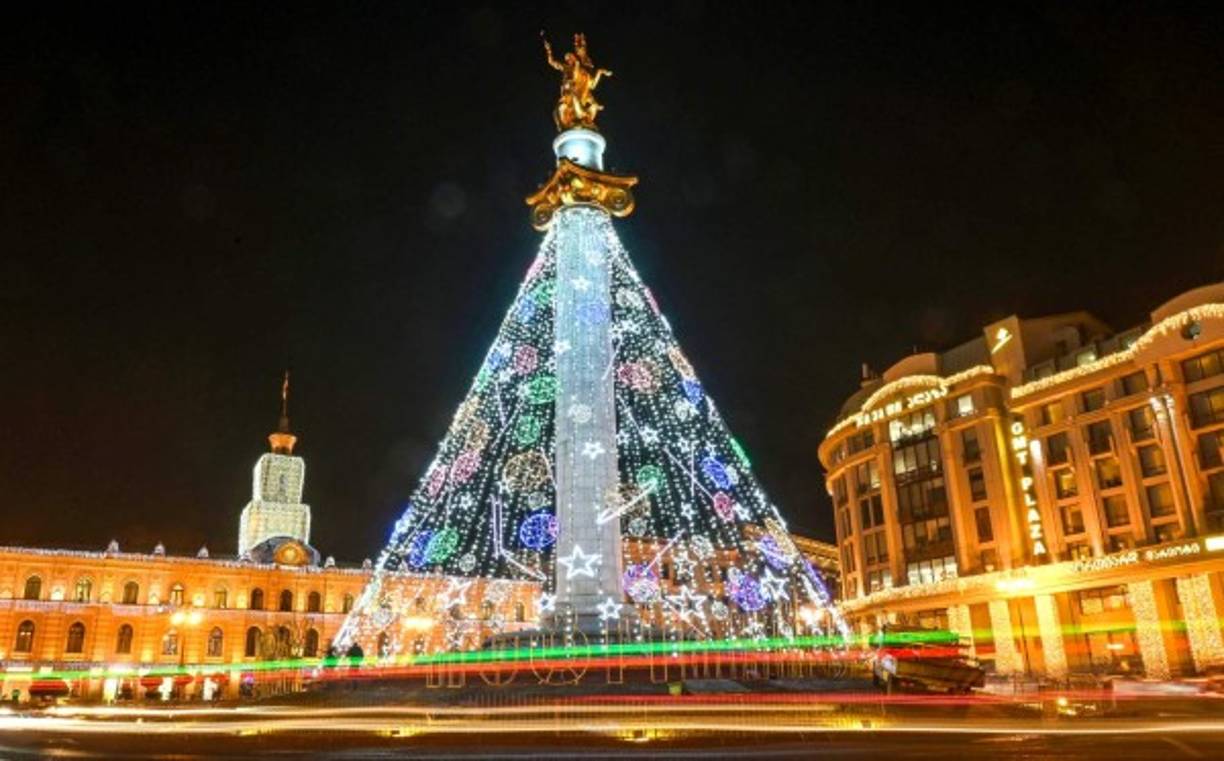 Un árbol navideño en una de las plazas principales de Tiflis, Georgia, EEUU.