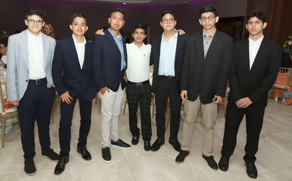 Richard Estrada, Gabriel Hernández, Gabriel Reyes, Denzel Chávez, Emilio Larach, Juan Argueta y Carlos Landa