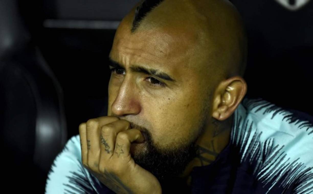 Arturo Vidal se quedó en el banco de suplentes y así observaba el partido del Barcelona ante el Valencia.