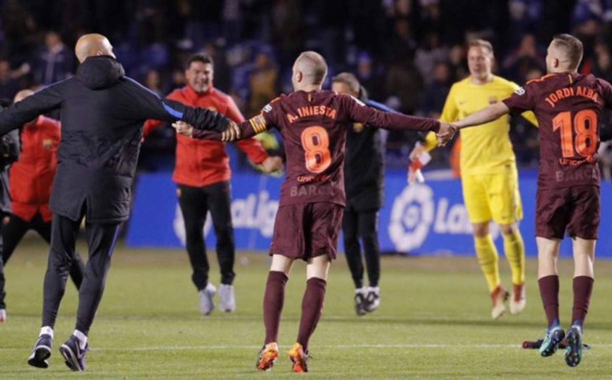 Iniesta se unió a la celbración del título. El mediocampista no sigue en el equipo en la próxima campaña.