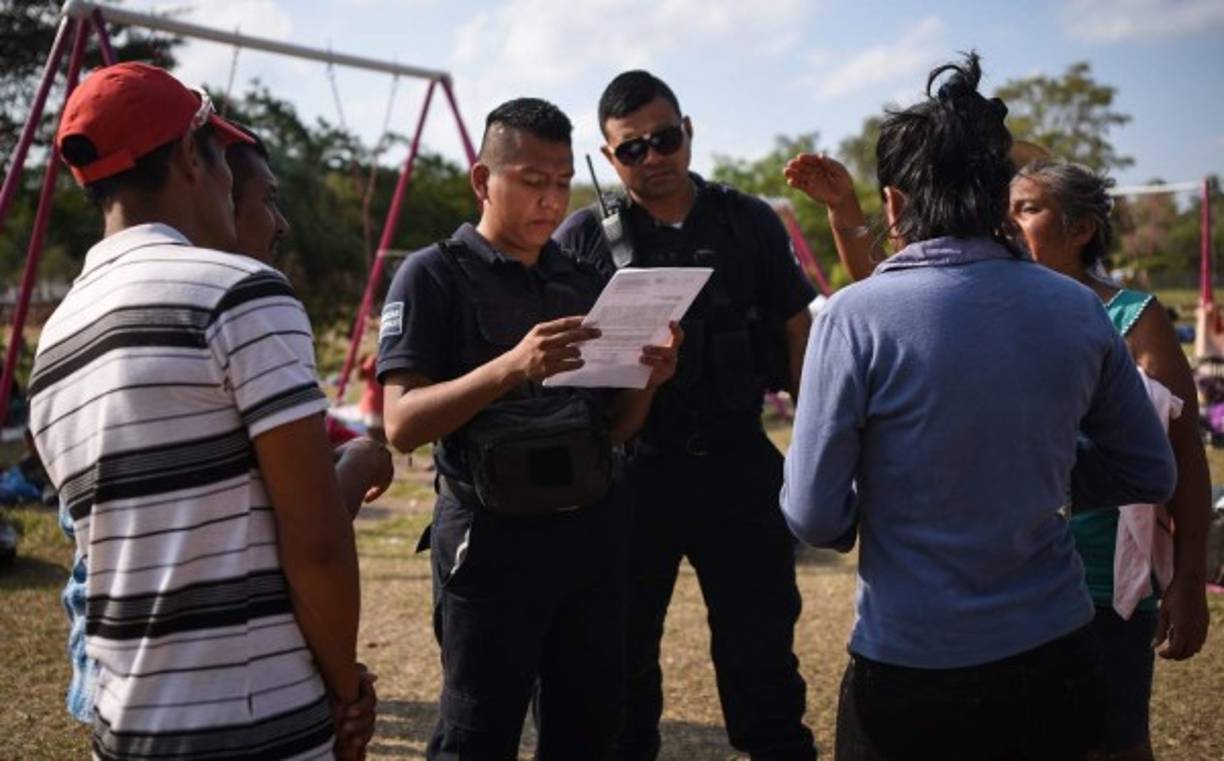 Oficiales mexicanos revisan los documentos de migrantes centroamericanos que buscan solicitar asilo en ese país.