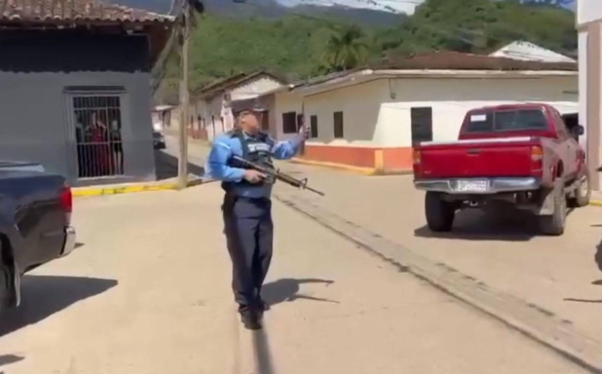 El subcomisionado, con su arma reglamentaria y grabando el momento del altercado, se volvió viral en las redes sociales, donde hondureños destacaron la acción de hacer valer la autoridad policial. 