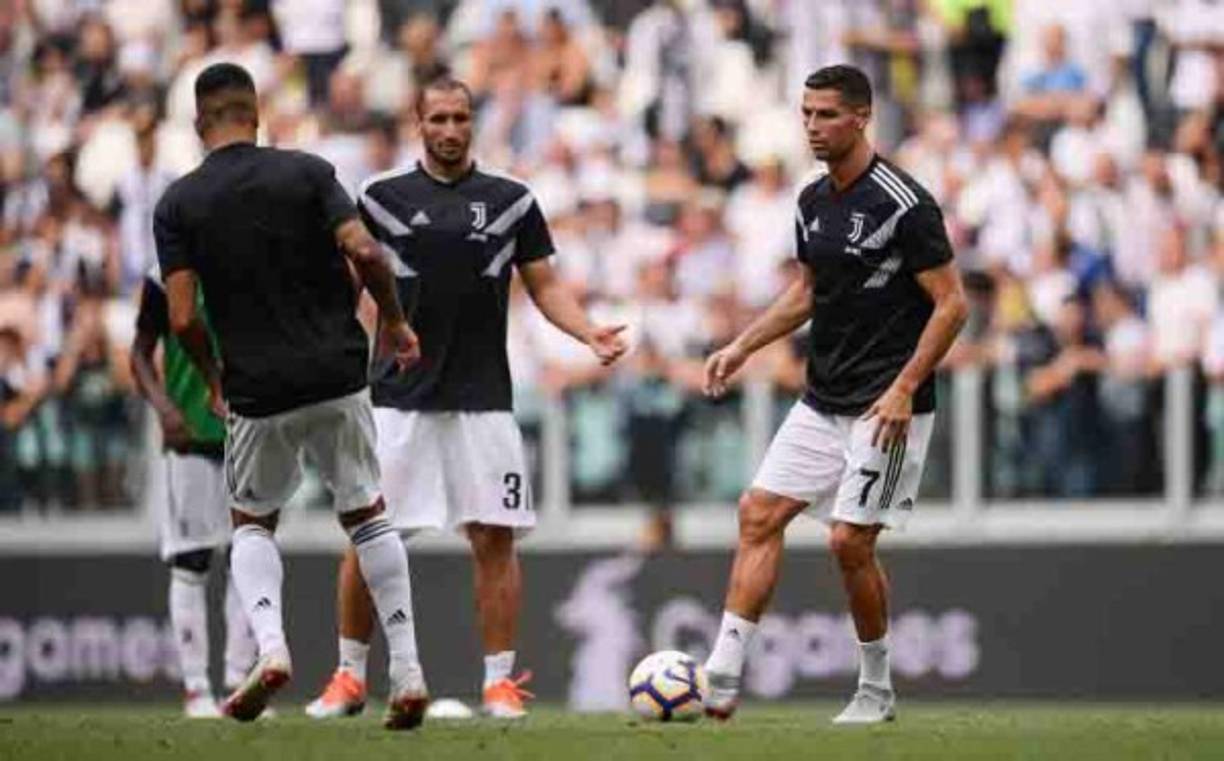Cristiano Ronaldo se estrenó con su afición de la Juventus en el duelo ante Lazio. El crack luso para su mala fortuna se fue en blanco y se le vio con amargura y deseperación por golear. FOTOS AFP.