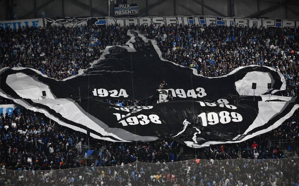Los aficionados del Marsella animaron a su equipo en el Estadio Vélodrome durante el duelo contra el PSG.