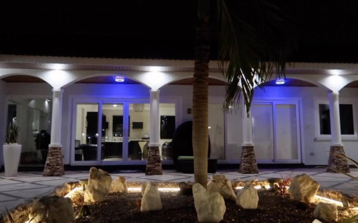 Adebayor ha mostrado en sus redes sociales la gran mansión que se ha construido y muestra algunos rincones de la casa donde se pueden apreciar todo tipo de lujos