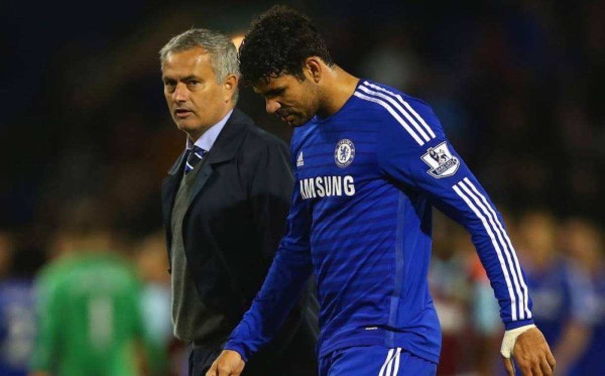 Diego Costa y Mourinho no la pasan nada bien en el Chelsea. El hispano brasileño le lanzó una camiseta al luso en un partido tras calentar para entrar de cambio, pero el técnico no lo hizo ingresar.