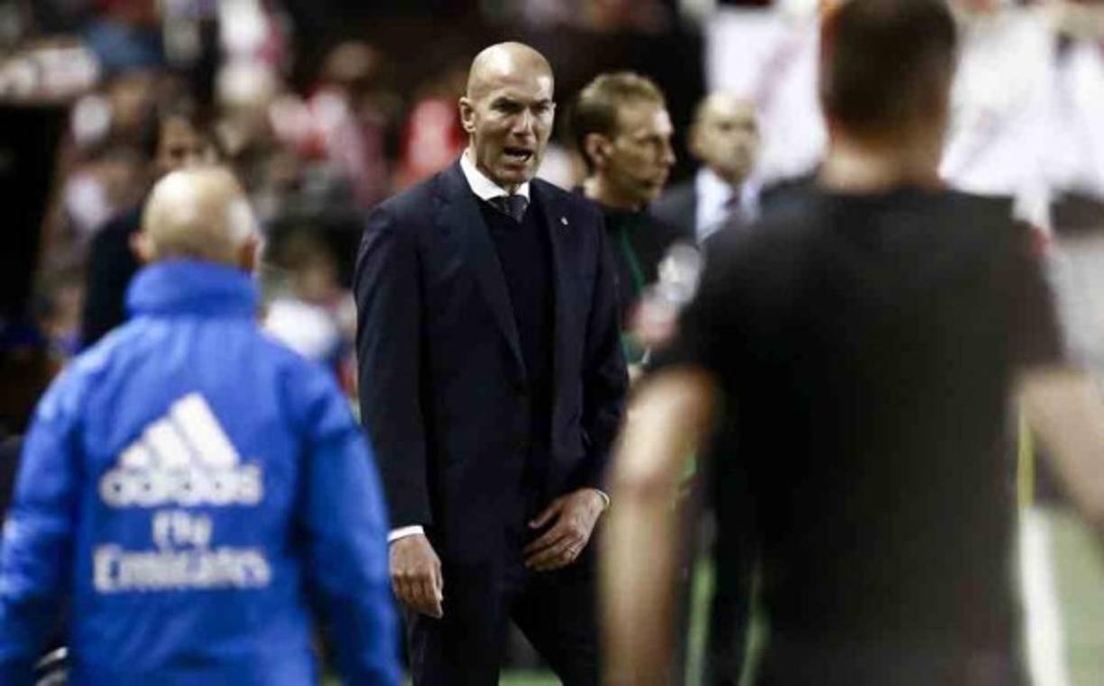 El Real Madrid sigue sin despetar y esta vez sucumbió en casa del modesto Rayo Vallecano en partido de la 35ª fecha de la liga española. Durante el juego era evidente la decepción de los jugadores madridistas, Zidane explotó al final del juego y Keylor Navas fue marginado. Fotos AFP.