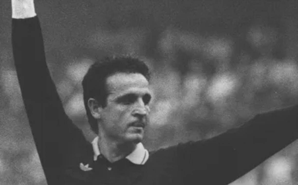 Enríquez Negreira llegó a ser un árbitro muy popular en Primera. Su primer encuentro lo arbitró con 34 años, debutando realmente tarde, mientras que se retiró cuando tenía 46 años